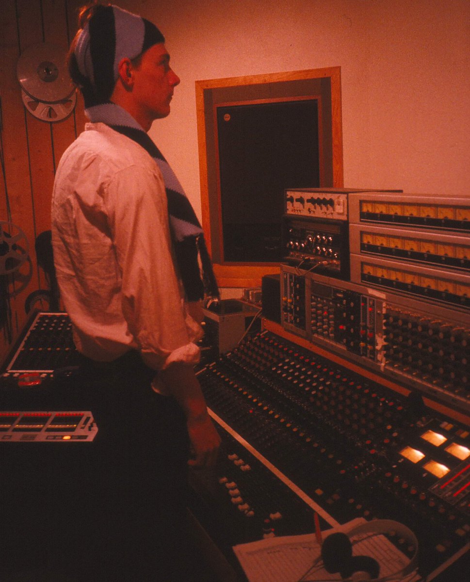 Vacum52164538's tweet photo. Koncentrerat lyssnande i MNWs studio i Vaxholm hösten 1982 under inspelningen av Den Sista Vintern. Vi hade 8 dagar för grunder och pålägg och en knapp vecka för mix. MAO - dygnet runt jobb. 30 oktober släpps Den sista vintern igen #punksvall #MNW #TBT #studiotan #postpunk https://t.co/UospjOBtqI