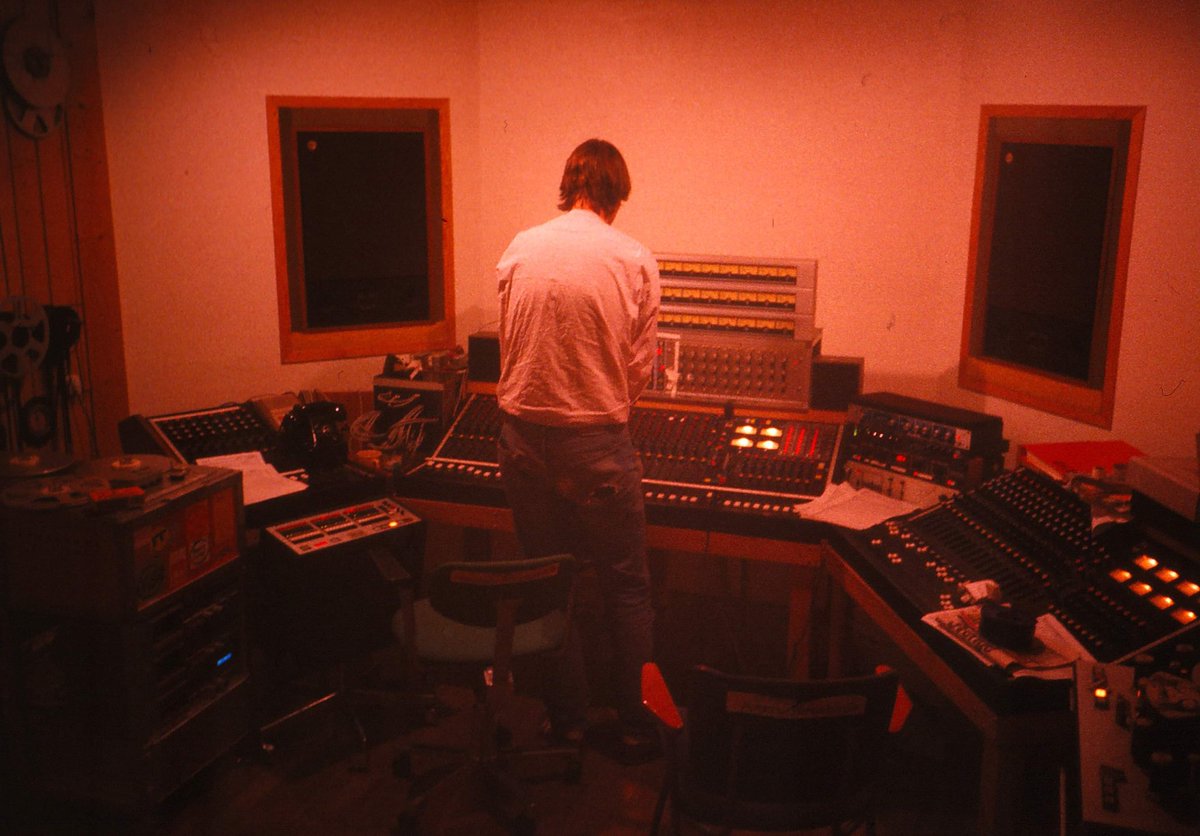 Vacum52164538's tweet photo. Koncentrerat lyssnande i MNWs studio i Vaxholm hösten 1982 under inspelningen av Den Sista Vintern. Vi hade 8 dagar för grunder och pålägg och en knapp vecka för mix. MAO - dygnet runt jobb. 30 oktober släpps Den sista vintern igen #punksvall #MNW #TBT #studiotan #postpunk https://t.co/UospjOBtqI