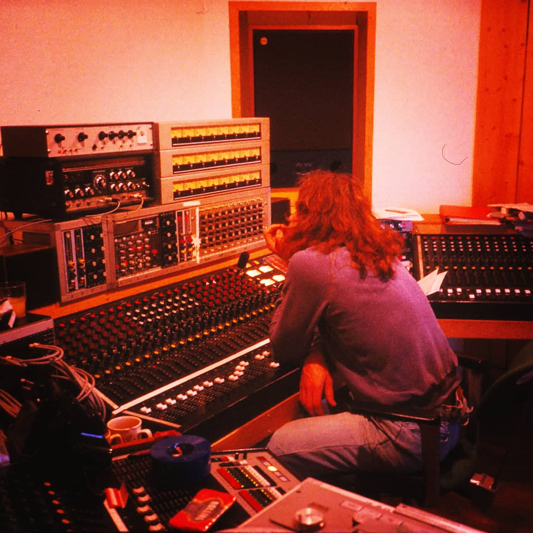 Vacum52164538's tweet photo. Koncentrerat lyssnande i MNWs studio i Vaxholm hösten 1982 under inspelningen av Den Sista Vintern. Vi hade 8 dagar för grunder och pålägg och en knapp vecka för mix. MAO - dygnet runt jobb. 30 oktober släpps Den sista vintern igen #punksvall #MNW #TBT #studiotan #postpunk https://t.co/UospjOBtqI