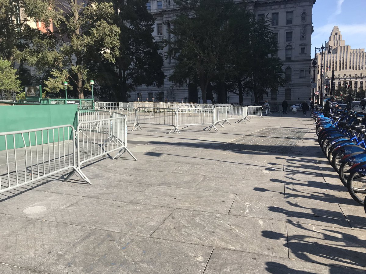 HildaBikes's tweet photo. Another reason I dislike taking #BBridge; total slap in face every time:
What we could be doing with our #NYCCivicSpace, and what we do in reality. @bikenewyork @StreetsPAC https://t.co/fL0OVsPT1j