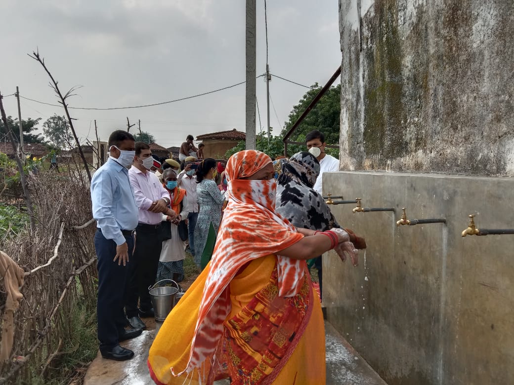 DproSonbhadra's tweet photo. World hand washing day....#HandWashingChallenge #VishvaHandWashingDiwas
@dd_mirzapur @Bhupendraupbjp @DmSonbhadra @CMOfficeUP @NITIAayog @mopr_goi @uppanchayatiraj https://t.co/vrIGbSEszJ