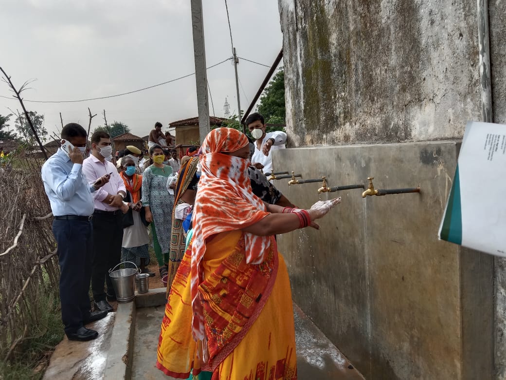 DproSonbhadra's tweet photo. World hand washing day....#HandWashingChallenge #VishvaHandWashingDiwas
@dd_mirzapur @Bhupendraupbjp @DmSonbhadra @CMOfficeUP @NITIAayog @mopr_goi @uppanchayatiraj https://t.co/vrIGbSEszJ