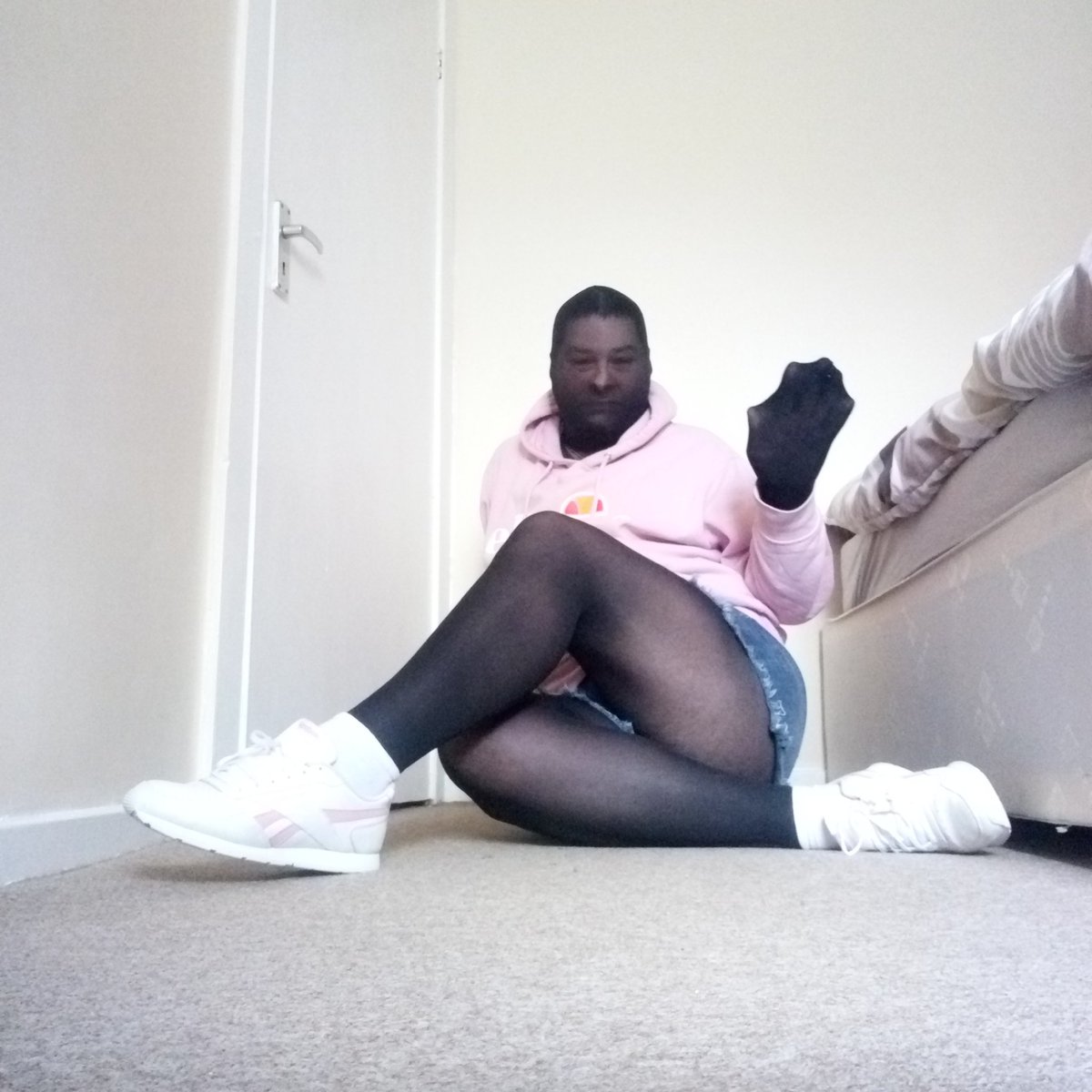 encasedinnylon's tweet photo. Covered in black pantyhose #covered #in #nylon #nylons #tightsface #nylonclad #tightshead #pantyhose #tights https://t.co/XTgcumE8t3