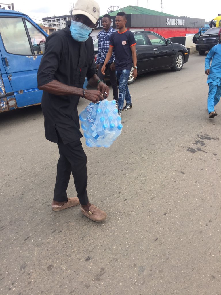 Omoluabi_0's tweet photo. Oylsignature live at Ibadan #Endsars protest in Mokola giving out bottles of water to the protesters!!!

✊✊✊

#Oylsignature #Endsars #IbadanProtest #EndSARSImmediately #EndSWAT https://t.co/05Z5EJJAxD