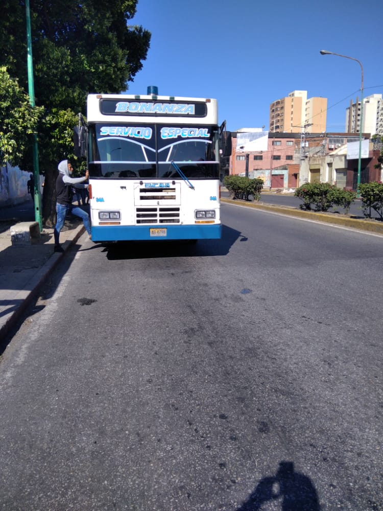 amtteniribarren's tweet photo. #15Oct| Seguimos en la calle garantizado los derechos del pueblo, usuarios del transporte colectivo del municipio Iribarren, con la fiscalización y verificación del cobro legal del pasaje, establecido en Gaceta Oficial. No permitiremos anarquía por parte de este sector. https://t.co/MW7TOMs79u