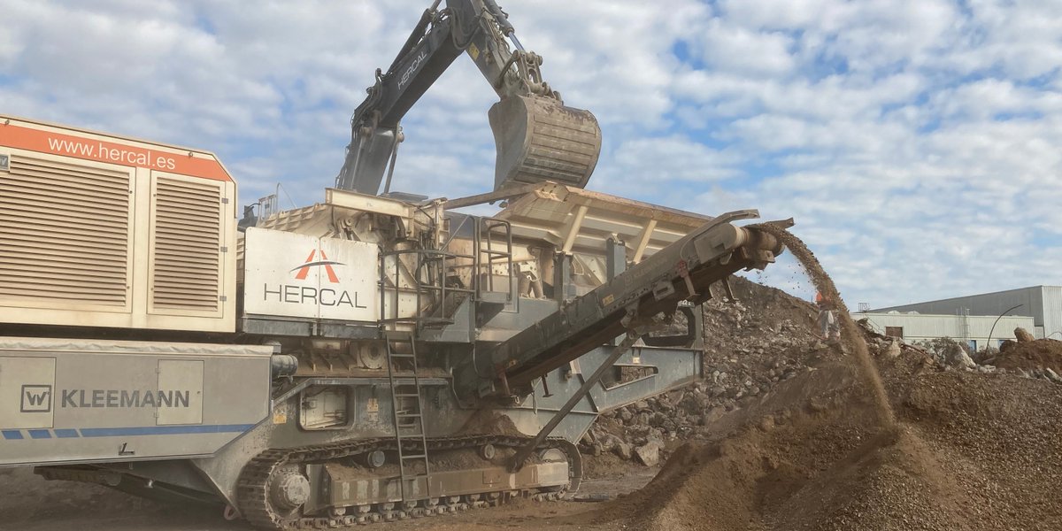 HercalDiggersSL's tweet photo. Nuestro equipo de #procesado móvil permite el #reciclaje del material generado, ahorrando costes de gestión y obteniendo un material óptimo para #explanaciones
#hercal #maquinaria #equipment #compromisomediambiental #trituradora #kleeman #machaqueo #aridos #precribador https://t.co/swgkpnyXOx