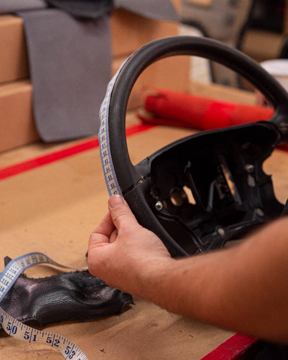 dclassauto's tweet image. We recently had Mark from @mercedesbenzowners down for a steering wheel retrim for his Mercedes CLS. Mark requested for a black alcantara wheel with a red leather 12 o'clock band to match the cars headlining and red leather seats. #dclassauto #mercedesbenzowners