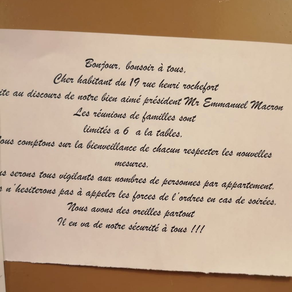 CerveauxNon's tweet photo. « Nous avons des oreilles partout »
Dès le lendemain des annonces de #Macron hier soir, des macronistes annoncent à leurs voisins qu'ils les dénonceront à la police s'ils les suspectent d'être à plus de 6 chez eux 😱 #delation #Paris17

Via @HuguesSejean https://t.co/DHkgYQ9a84 https://t.co/Qu0e18EFyq