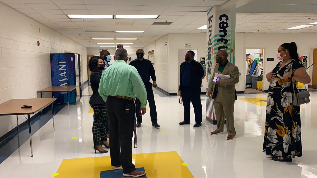 Dr_Douglas_CGHS's tweet photo. Former colleagues from DeKalb County School District visited @ELMS_HCS to see our safety procedures as Ss return to school so they can plan for the return of their Ss, itβs great to collaborate @MASuddeth @LearnInHenry #expectexceptional #expectsafety #expectcollaboration https://t.co/m4LN4XMeWd
