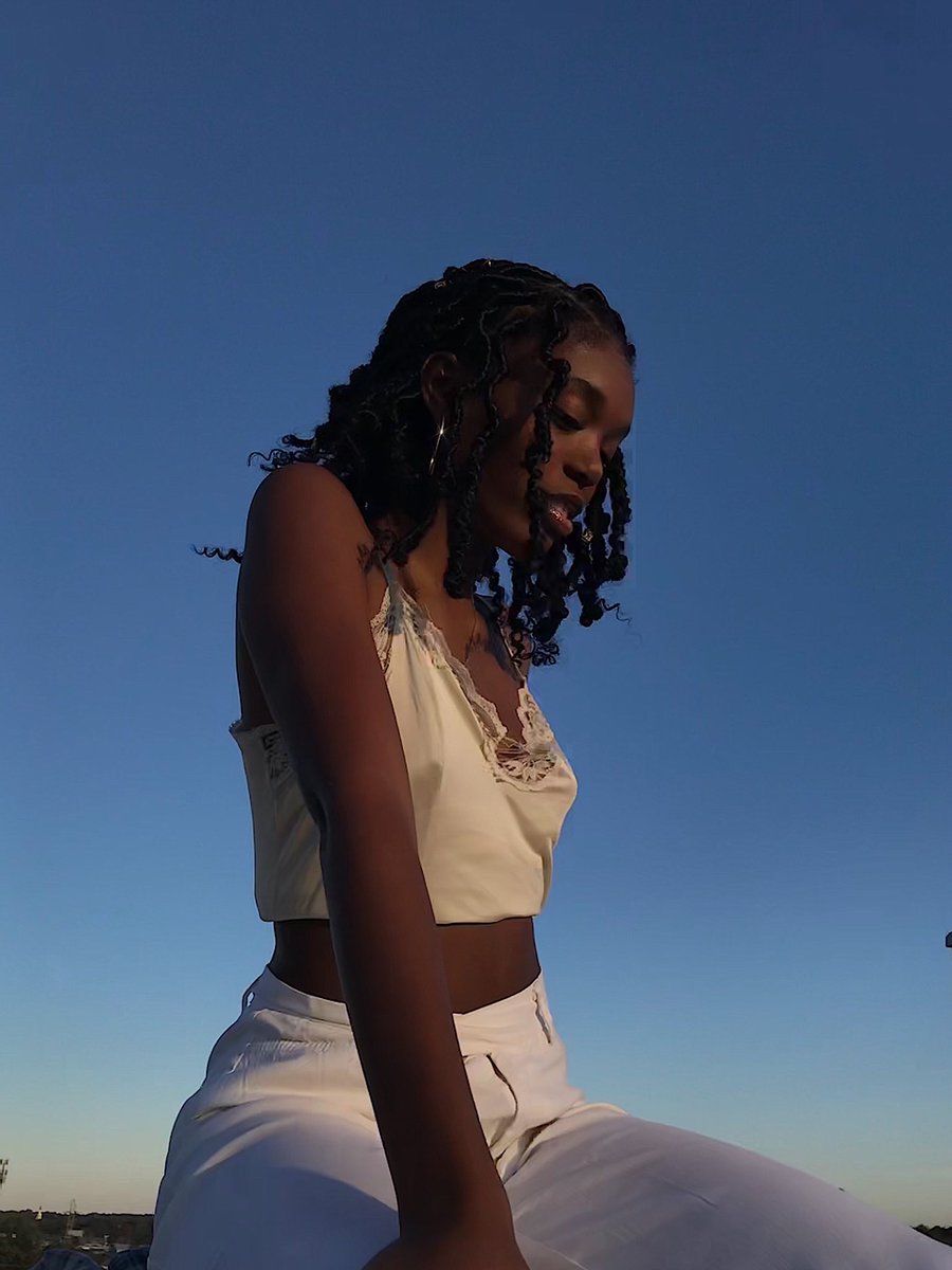 _arriaanaa's tweet photo. let the sky worry about being blue✨ https://t.co/VGlu41gL2w