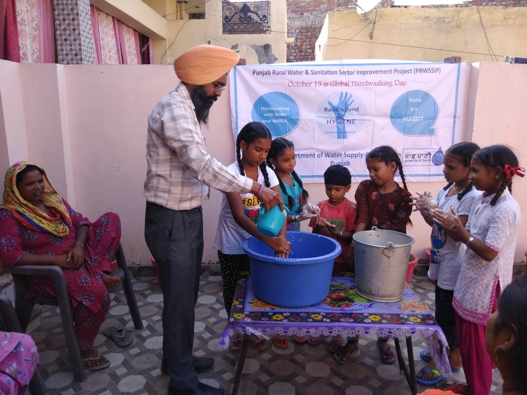 DWSSPunjabIND's tweet photo. Glimpses of Global Handwashing Day celebrations in various districts. Children were sensitized on clean on maintaining hand hygiene through  practical demonstrations.
#VishvaHandwashingDiwas
#swachhpunjabswasthpunjab @swachhbharat @PunjabGovtIndia @mopr_goi @MoRD_GOI @SDGaction https://t.co/4mvQsa5ilN