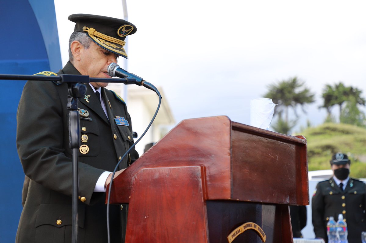 Gobernadora <a href="/lorecostaj/">Lorena Costa</a> participa de la ceremonia de relevo de mando de los comandantes entrante, Crnl. de Policía de E.M. Jorge Cevallos, y saliente Crnl. de Policía de E.M. Raymond Quelal, de la Subzona Nro 11 Loja de <a href="/PoliciaEcuador/">Policía Ecuador</a> 

#TuSeguridadNuestraPrioridad