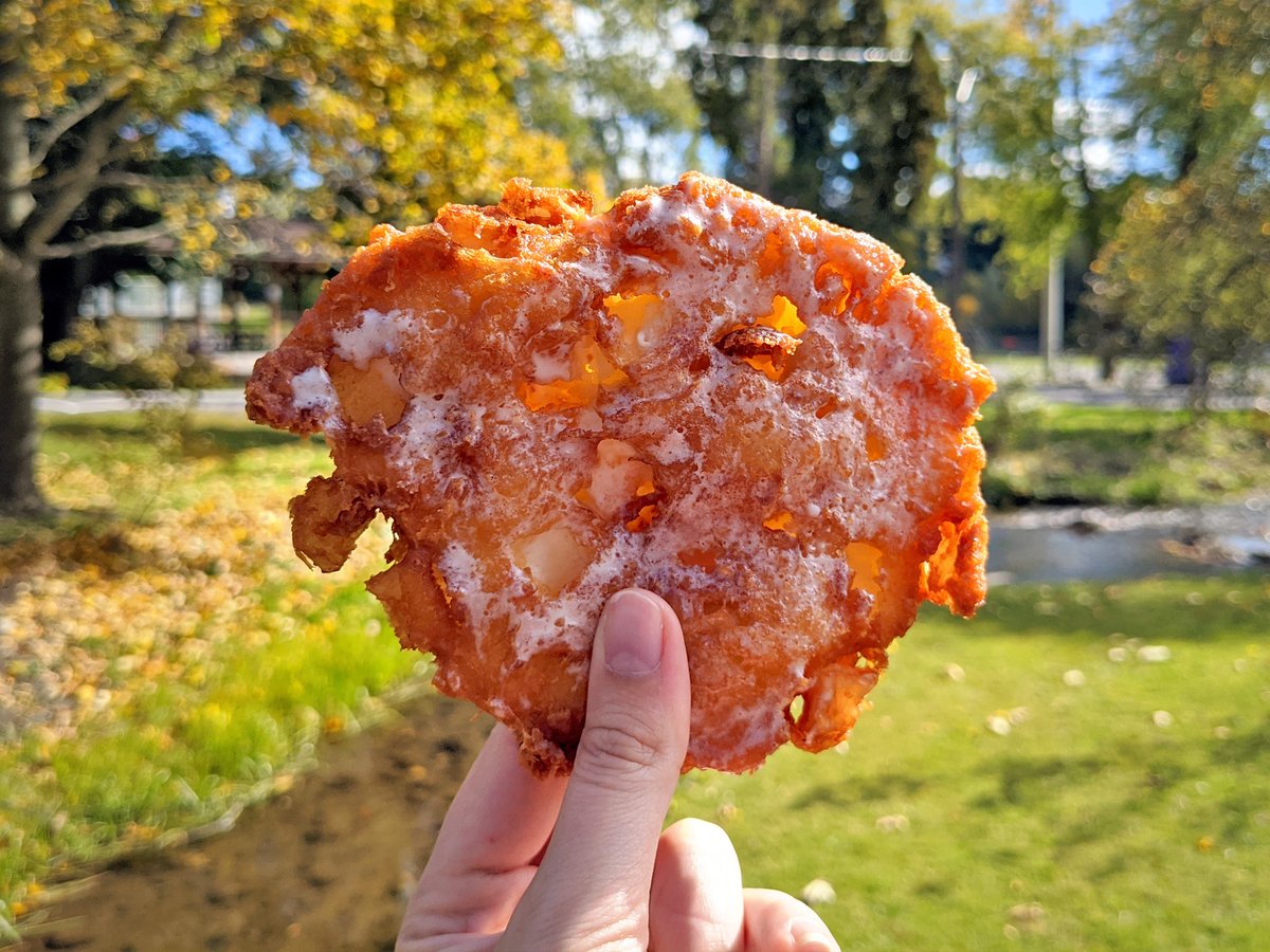 IBBtravel's tweet photo. Looking to get out &amp; enjoy the fall colours before they disappear? You can't go wrong with @clartourism! I was amazed by the incredible hiking trails, delicious treats &amp; adorable small towns. It's the perfect fall getaway! #RediscoverClarington #Ontario #Travel https://t.co/vQZhPIbiBv
