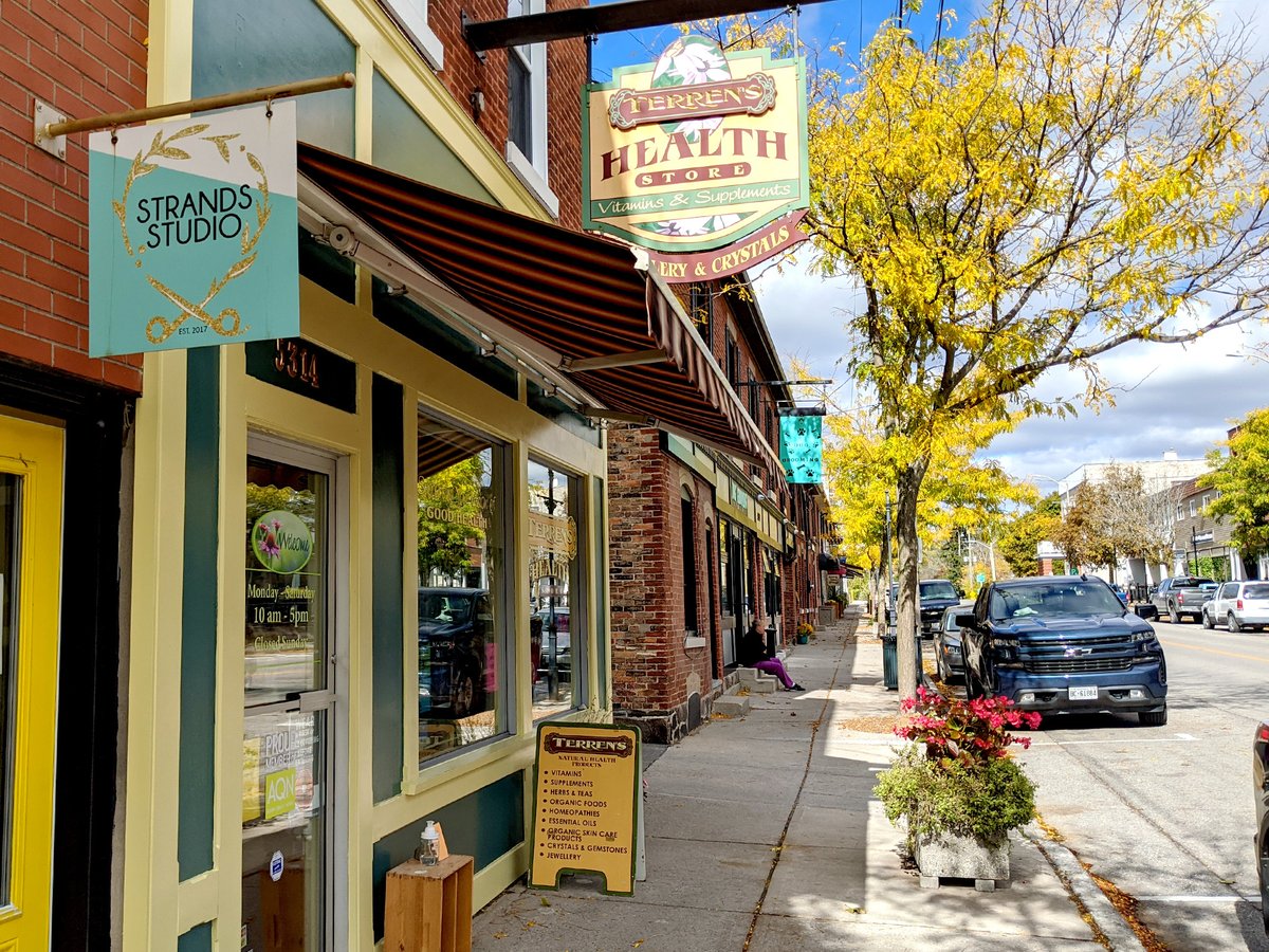 IBBtravel's tweet photo. Looking to get out &amp; enjoy the fall colours before they disappear? You can't go wrong with @clartourism! I was amazed by the incredible hiking trails, delicious treats &amp; adorable small towns. It's the perfect fall getaway! #RediscoverClarington #Ontario #Travel https://t.co/vQZhPIbiBv