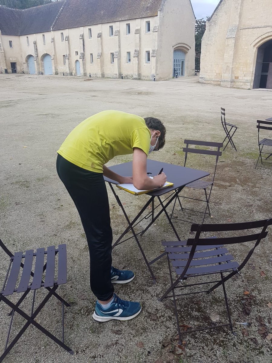 IMECArchives's tweet photo. [CLASSE ÉCRITURES]
Frédéric Forte à l'IMEC avec les élèves du collège Jean Moulin de Caen. Atelier "non à la fiction". Textes collectifs, observation du #réel et #écritures in situ à l'abbaye d'Ardenne. 
#fredericforte #classeecritures #soleil #scarabée #chemin #normandie #caen https://t.co/YDFNExsvW8