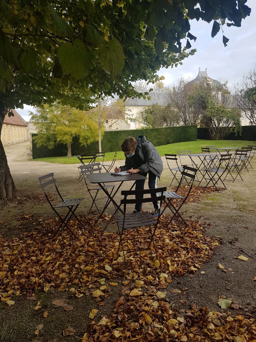 IMECArchives's tweet photo. [CLASSE ÉCRITURES]
Frédéric Forte à l'IMEC avec les élèves du collège Jean Moulin de Caen. Atelier "non à la fiction". Textes collectifs, observation du #réel et #écritures in situ à l'abbaye d'Ardenne. 
#fredericforte #classeecritures #soleil #scarabée #chemin #normandie #caen https://t.co/YDFNExsvW8