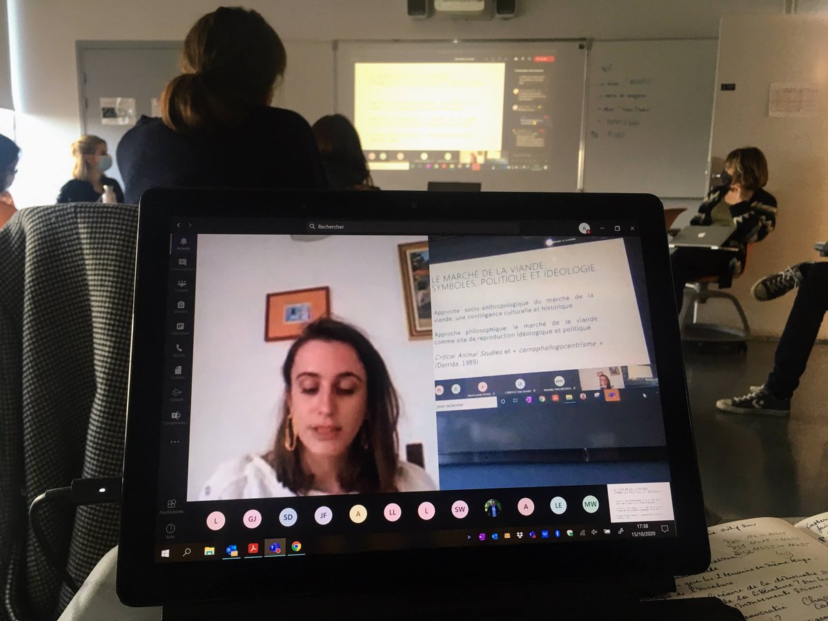 PerspectivesCr1's tweet photo. « Viandes sans viande ». 
Lucie Wiart nous présente les luttes discursives et articulations hégémoniques autour du marché des viandes végétales. 
Merci à Manon Vignaud et 
Pierre Labardin @pierre_labardin pour leurs discussions https://t.co/LbRZBC28bw