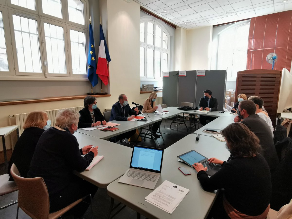 Mobilisation contre la fermeture de l’école des Saints-Anges lors d’une réunion organisée en Mairie de #Paris15 avec <a href="/Philippe_Goujon/">Philippe Goujon</a> <a href="/AgnesEvren/">Agnes Evren</a> <a href="/huguesrenson/">Hugues Renson</a> <a href="/SCeyrac/">Sylvie Ceyrac</a> <a href="/Rolgen1/">Chantal rolgen</a> #apel #ogec <a href="/Academie_Paris/">Académie de Paris</a> #education <a href="/lessaintsanges/">Sauvons les Saints Anges</a>