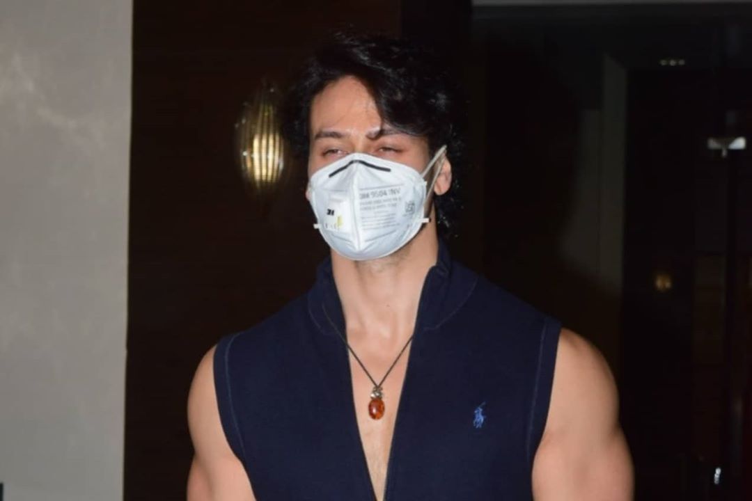 #TigerShroff at the poster launch of   #DehatiDisco.
 looking so cool Tiggy😍.
@AyeshaShroff ❤❤
@iTIGERSHROFF 😘😘😘