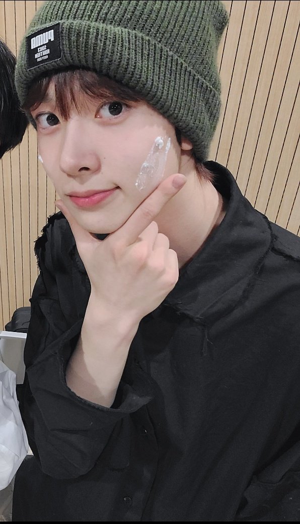 enhypenfashion's tweet photo. [201015] #HEESEUNG on his birthday Vlive 💞

Beanie https://t.co/6kha4qnMID
Shirt https://t.co/ZuVbtQfSSE

------------
#heeseungfashion #enhypen #enhypencloset #enhypenoutfit #엔하이픈이희승 #이희승 #engene #puma #labelm #라벨엠 https://t.co/9ZbQgVCd4G