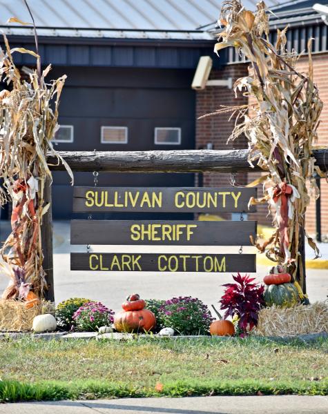 SullivanINTimes's tweet image. The Sullivan County Sheriff's Department is ready for fall with their pumpkins, mums and cornstalks on display.
sullivan-times.com/news/article/i…