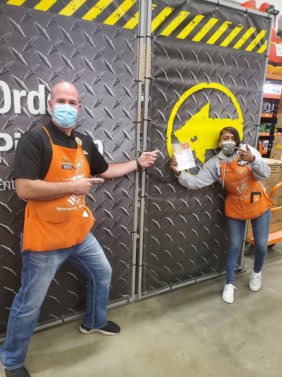 ABuchananHD's tweet photo. @CLOOM1S recognizing Aniya for "Doing the Right Thing!"  She is always taking initiative and looking to help her team and our customers! Thanks for everything you do, Aniya! @DorthanalL @DougyO_THD @ScottP3858 @THD_3807 https://t.co/hEEnreVrmy