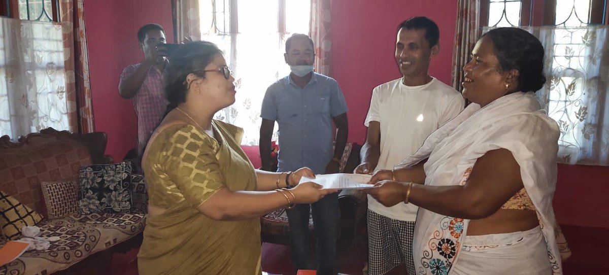 AssamMuseum's tweet photo. Today Abantika Parasor, District Museum Officer, Jorhat successfully acquired 21 Burmese coins(9 intact and 13 broken) from Sri Jitu Dutta, Sundarpur, Sivasagar, which were accidentally discovered in his  paddy field. This is the first official discovery of Burmese coins in hoard https://t.co/3EGLwvMaqK