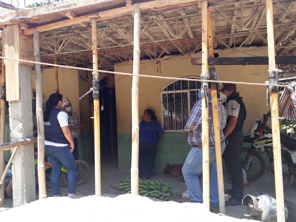 #Chaguarpamba | #EnLojaNosCuidamosTodos 

✅Jefe, Teniente Político y <a href="/PoliciaEcuador/">Policía Ecuador</a> socializan la campaña #YoMeCuido en la parroquia Amarillos. 

✅Jefe Política, TP Buenavista y Policía, atienden requerimientos ciudadanos en los barrios La Victoria y San Ramon.