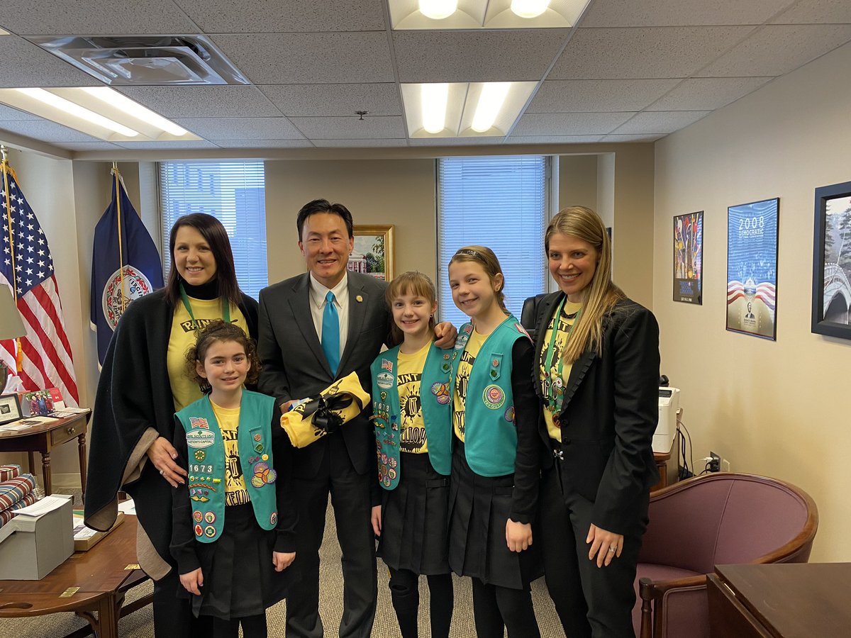 Alison7News's tweet photo. While we are talking about White Cane Day, I want to give a big shout out to Vienna Girl Scout Troop 1673 helping those with low vision.  Take a look at their “Paint it Yellow” campaign!
https://t.co/3YrrQbFOjk. https://t.co/Z7wPkMKtYj