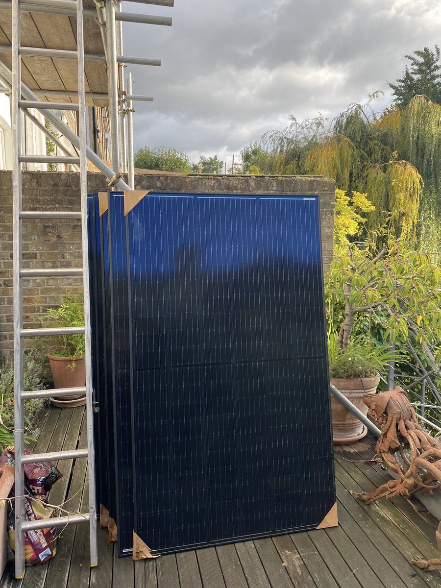 CllrCatherineF's tweet photo. Solar panels going in 🌞! A small contribution towards #netzero and thanks to the @RBKC @SolarTogetherUK programme. https://t.co/r6I4Pdq9Fw