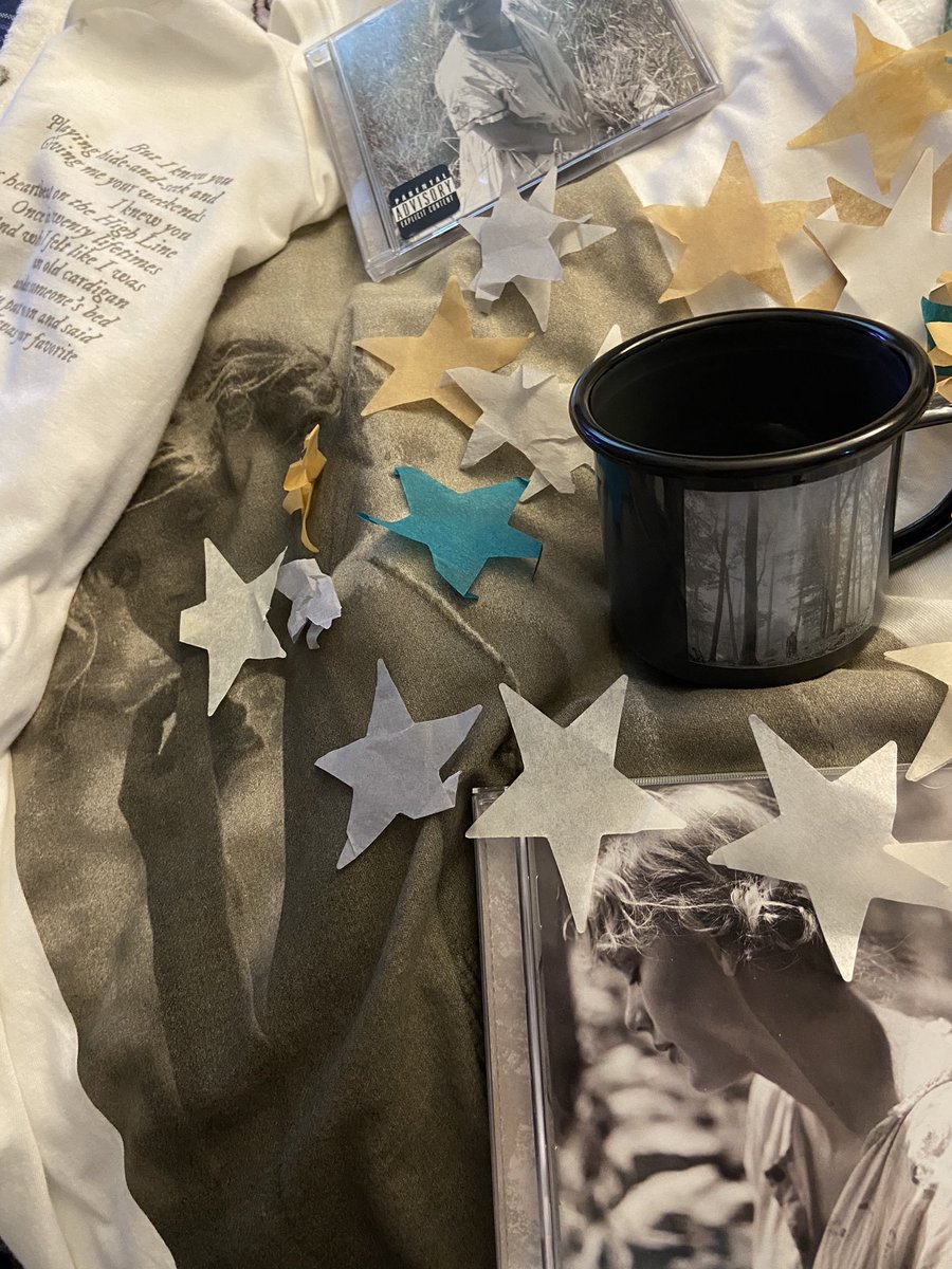 Kevin_Mearns's tweet photo. Well my @taylorswift13 #folklore #folklorealbum #metalmug #inthetrees finally made it to the UK today and it’s lovely!  I love the earthy tones and look of this era... more merch on the way. 🤷🏻‍♂️🙌🏻💛💚🤎🌲🍃🍂🍁 #mug @taylornation13 I always say; “she is my favourite!” X #Cardigan https://t.co/DeTC1OvmIK