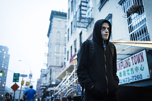 “Dünya tehlikeli bir yer. Sadece kötü olanlar yüzünden değil. Yanlışları görüp de bir şey yapmayanlar yüzünden.” 

🎥 Mr. Robot (2015-2019)