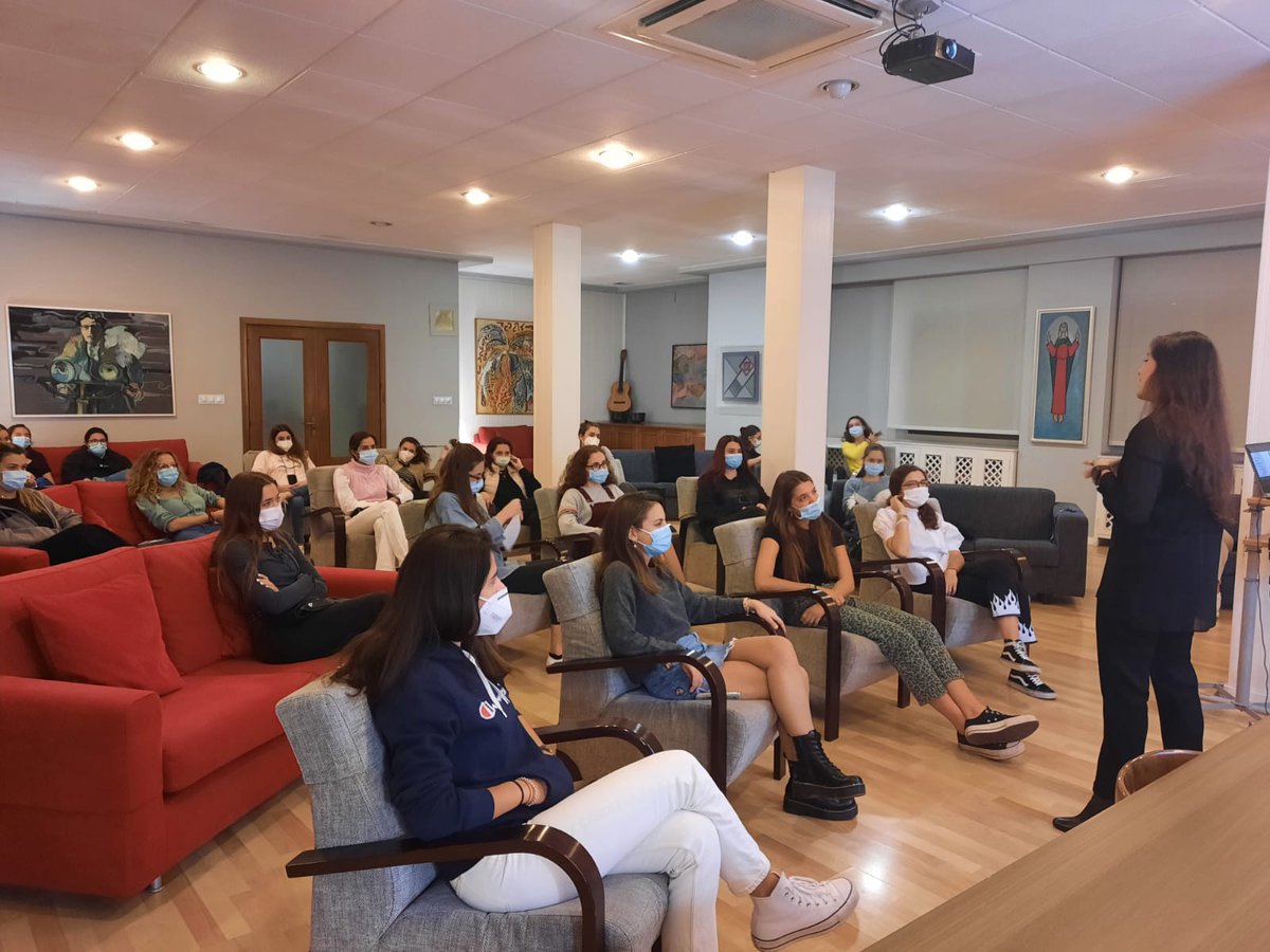 cmlaasuncion's tweet photo. Los buenos hábitos de estudio, base para la #excelenciaacadémica. Una de las metas de las asesoras del #cmla que trabajan con las colegialas para alcanzarlo. Estefanía Ballester, antigua colegiala ha impartido una sesión sobre planificación y motivación en el estudio. https://t.co/A7ST8Bu9KR