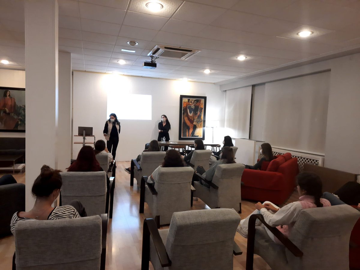 cmlaasuncion's tweet photo. Los buenos hábitos de estudio, base para la #excelenciaacadémica. Una de las metas de las asesoras del #cmla que trabajan con las colegialas para alcanzarlo. Estefanía Ballester, antigua colegiala ha impartido una sesión sobre planificación y motivación en el estudio. https://t.co/A7ST8Bu9KR