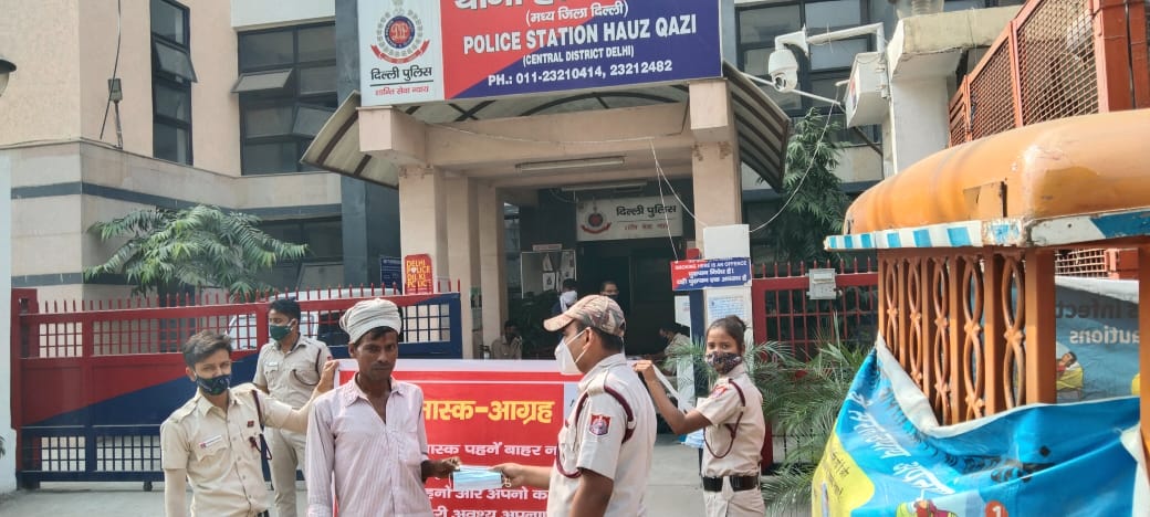 DMCentralDelhi's tweet photo. #Mask_Agrah led by #DDMA_CENTRAL_team in #Central_District
#COVIDγΌ19
#Unlock5
#delhidefetingcorona
@Dilkhush_ias
@brgausingha
@HarishM07710561
@SarhanAhmed15
@Aaakaaash01
@msisodia
@MoHFW_INDIA
@MIB_India
@TOIIndiaNews
@htTweets https://t.co/rSOWO8SJuc