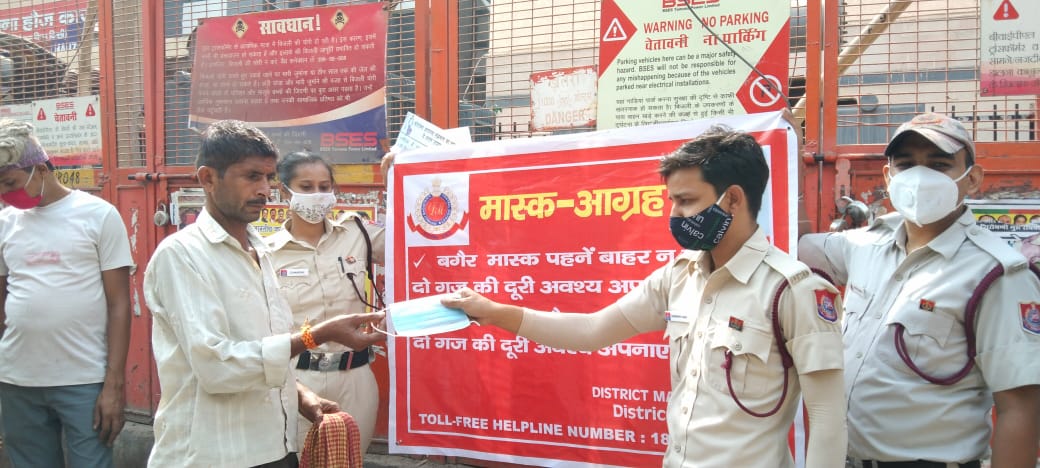 DMCentralDelhi's tweet photo. #Mask_Agrah led by #DDMA_CENTRAL_team in #Central_District
#COVIDγΌ19
#Unlock5
#delhidefetingcorona
@Dilkhush_ias
@brgausingha
@HarishM07710561
@SarhanAhmed15
@Aaakaaash01
@msisodia
@MoHFW_INDIA
@MIB_India
@TOIIndiaNews
@htTweets https://t.co/rSOWO8SJuc