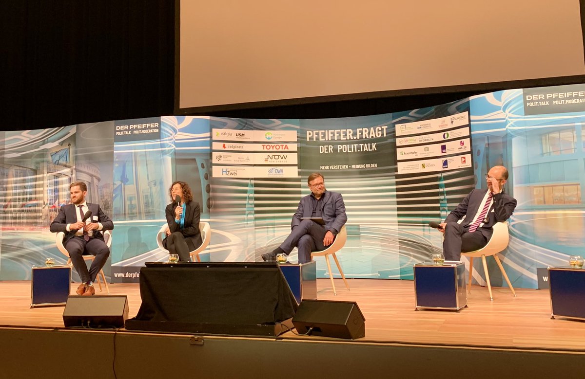 markrichter_de's tweet photo. Statements zu den Themenworkshops auf der #HZwoCONNECT: Dr. Ulrike Beyer @Fraunhofer_IWU, Karl Lötsch @HZwo_Sachsen, Lukas Rohleder @en_sax https://t.co/CPNGA0JvHN