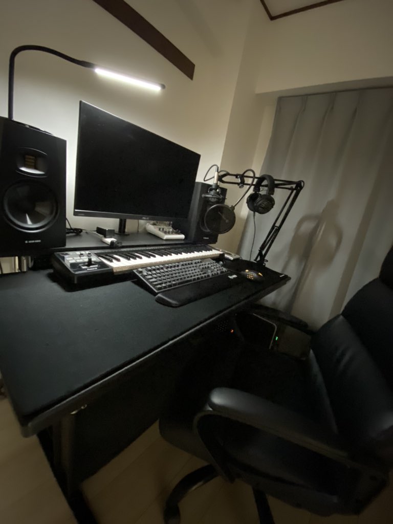 ネット回線がまもなく開通するので、wifi電波を迎え入れるべく急いで環境を整えてました。DTMの為に整えたセットですが、この環境にしてから1曲も公開できていません…😓
引越してから2か月は長かった…