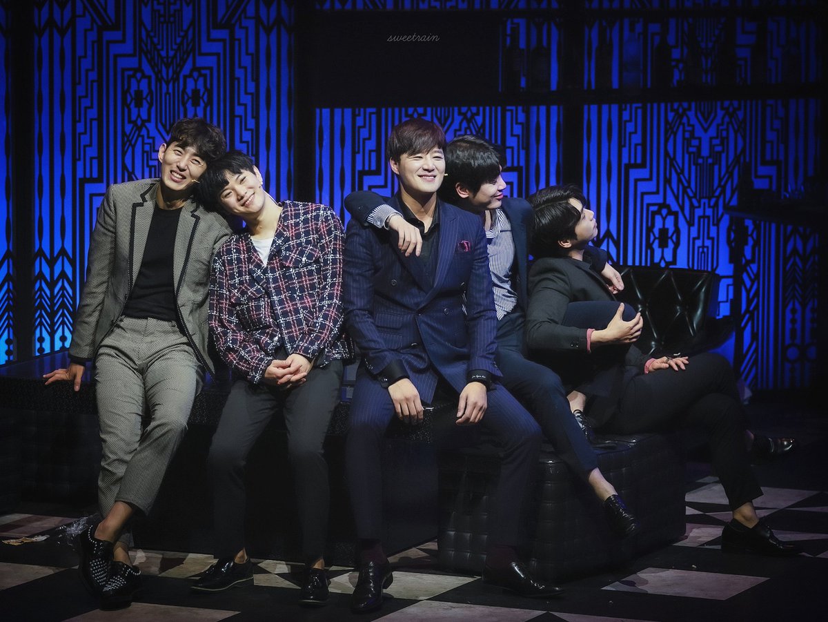 뮤지컬비스티 
커튼콜

재현 役 - 김종구 배우님
주노 役 - 박규원 배우님
알렉스 役 - 손유동 배우님
민혁 役 - 송광일 배우님
승우 役 - 홍승안 배우님

201015 목요일 밤공