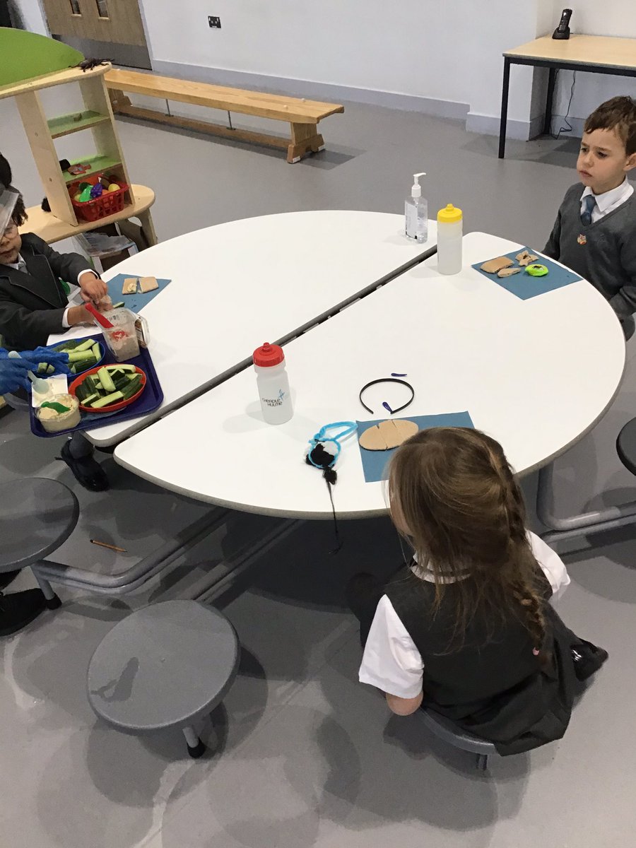 CHPSKidsClub's tweet photo. Distracting ourselves from the cold wet weather this evening with lots of games and snacks! πππ₯π§ year 1 have been loving working in pairs to play guess who! #CHPSY2 #CHPSREC #CHPSY1 https://t.co/Ije1IkX2Ej
