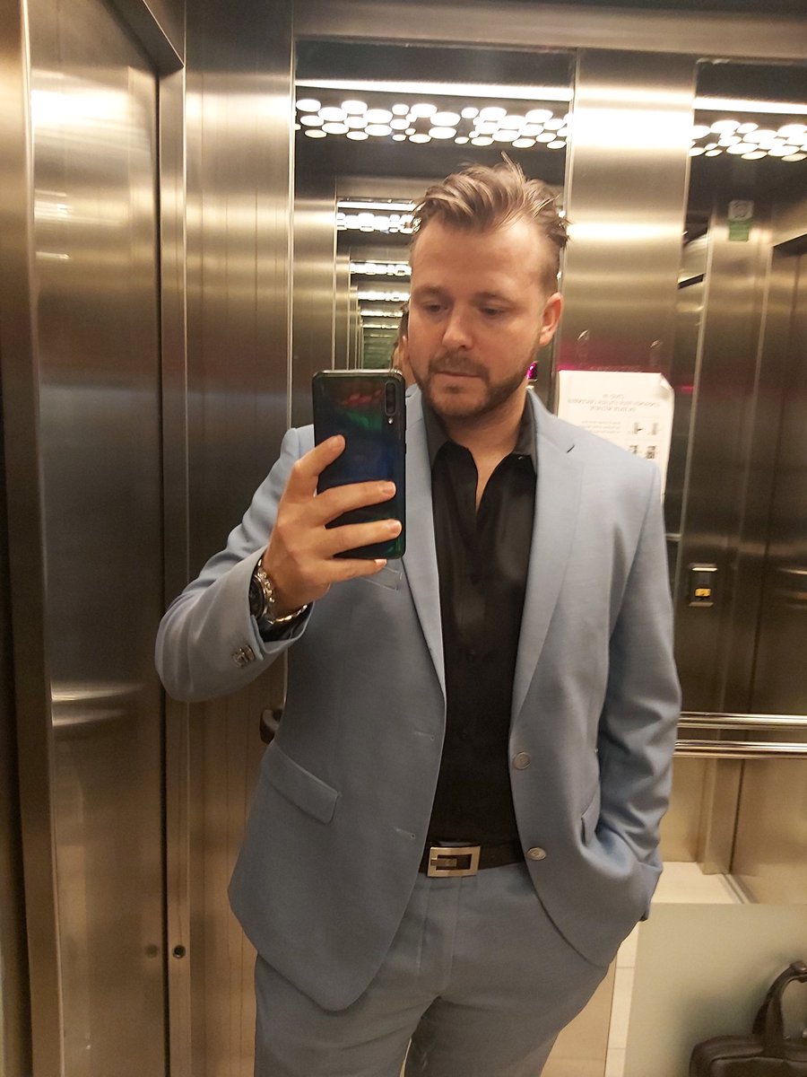 tv_daddy's tweet photo. Direction soirée business avec le #inclub 
Dress code de la soirée : bleu https://t.co/uYWaQwn9Bg
