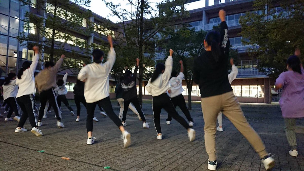 阪南大学高校ダンス部 文化祭まであと5日 今日も より良い文化祭にするため 細かい振り付けの確認や1年生の振りを中心に練習していました また 1年生の作品では 大勢の人数で見せる かっこいい迫力のあるパフォーマンスが見どころです