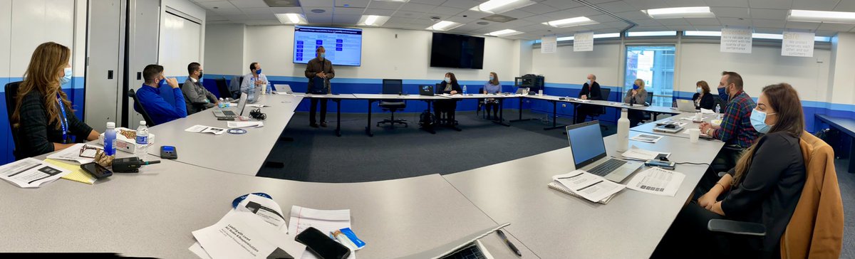 MikeCklamovski1's tweet photo. @weareunited My first training class not on a computer 👏👏 Assistant Manager training. 
Kicked off by Hermes and a surprise visit from Oscar 👏✈️ https://t.co/FHUswkONBA