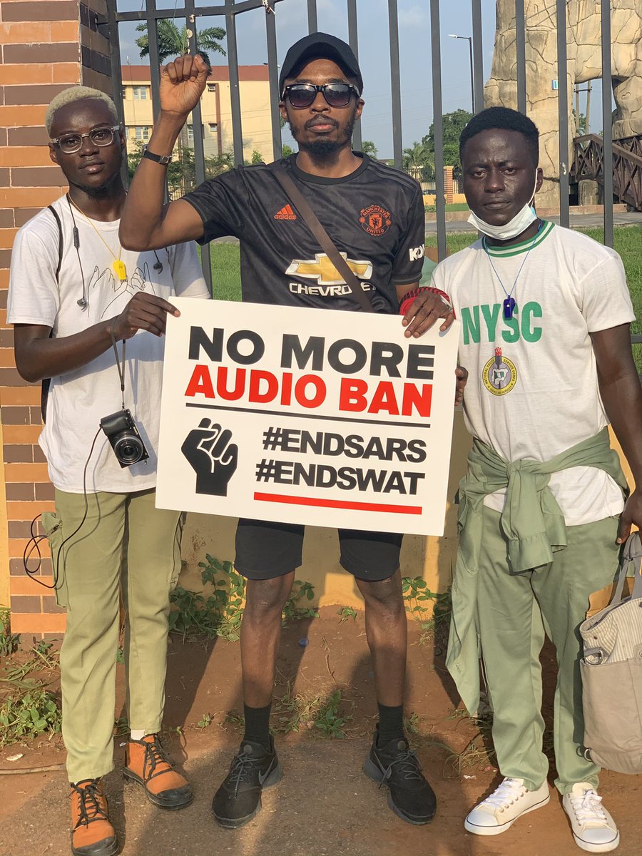 ManUtdInPidgin's tweet photo. This Na The Picture Of the Day! 📸 

Nysc Corpers self come protest. ❤️ 

#EndSWATInNigeriaNow ✊🏾🇳🇬 #EndsSARS #EndSWATNow https://t.co/OLdXPKPWFz
