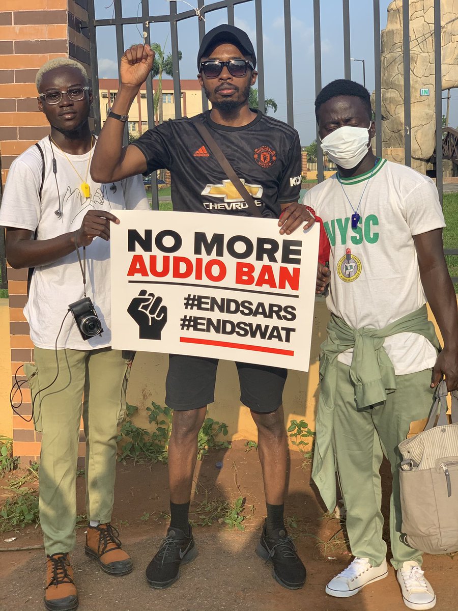ManUtdInPidgin's tweet photo. This Na The Picture Of the Day! 📸 

Nysc Corpers self come protest. ❤️ 

#EndSWATInNigeriaNow ✊🏾🇳🇬 #EndsSARS #EndSWATNow https://t.co/OLdXPKPWFz