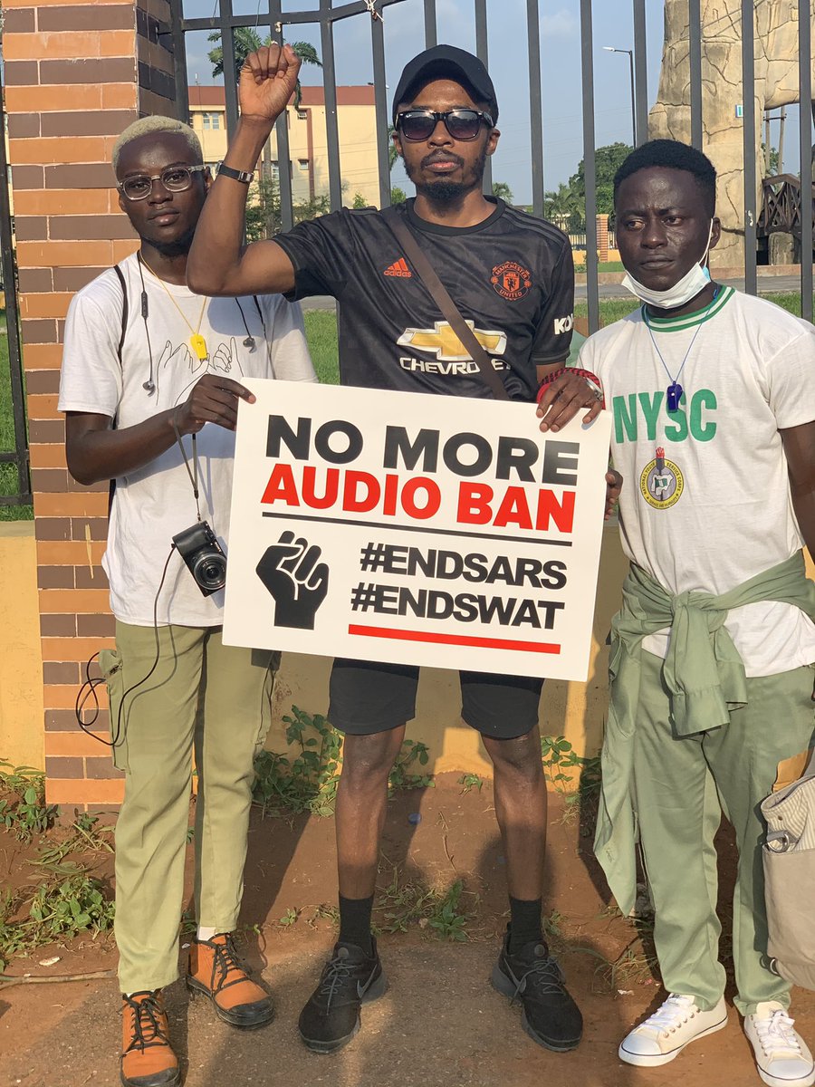 ManUtdInPidgin's tweet photo. This Na The Picture Of the Day! 📸 

Nysc Corpers self come protest. ❤️ 

#EndSWATInNigeriaNow ✊🏾🇳🇬 #EndsSARS #EndSWATNow https://t.co/OLdXPKPWFz