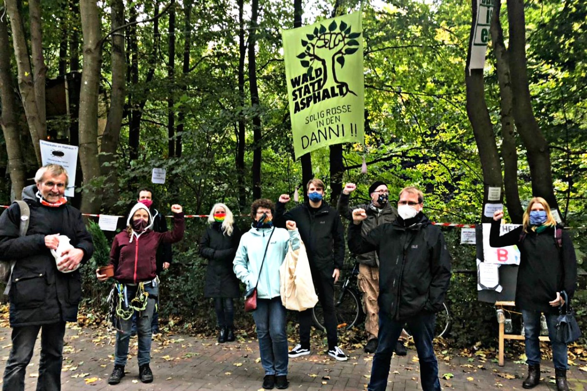 Heute die Besetzung <a href="/boomdorp/">Böömdörp im Exil</a> besucht, den Bahnhofswald in Flensburg. Solidarische Grüße gehen raus an #dannibleibt #waldstattasphalt ✊ Hier wie dort Symbole für Klimagerechtigkeit, gegen Artensterben &amp; Zerstörung unserer Lebensgrundlagen ☀️ #BaWaBleibt