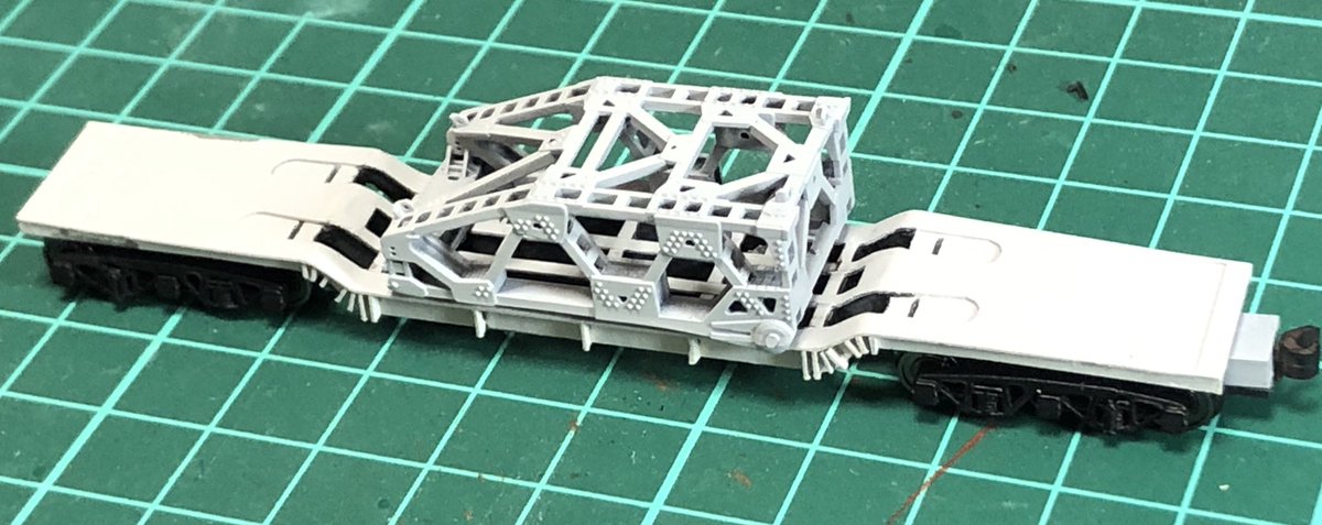 Pochi_Ko_Bo's tweet photo. ディテール確認用の一体成型試作品と分割式のダボ確認用の試作品
出力の向きが違うのだけど出方はほとんど変わらない感じ
(初っ端にVATのネジの緩みというチョンボをやらかしたのが原因か、下辺に歪み…💧)
#シキ160
#Nゲージ
#CAD鉄
#ELEGOO
#MARSPRO2
#3Dプリンター https://t.co/m2V5NAofyS