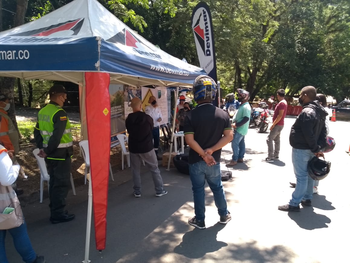 #AEstaHora En equipo con otras Concesiones Viales del país, empresas público-privadas y la Policía de Carreteras, trabajamos por corredores viales seguros. Por la vía voy seguro, "Juntos por la vida". Recuerda que el autocuidado es un compromiso de todos. #SomosTuVía
