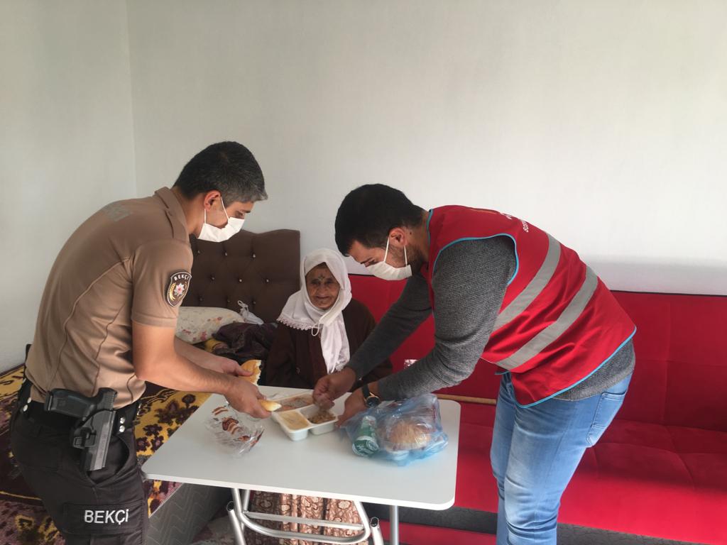 Artuklukymkm's tweet photo. Artuklu Kaymakamlığı Sıcak Aşım Projesi kapsamında yaşlılara ve bakıma muhtaç vatandaşların evlerine sıcak yemek ulaştırıyor. https://t.co/DOL5Iw398Y